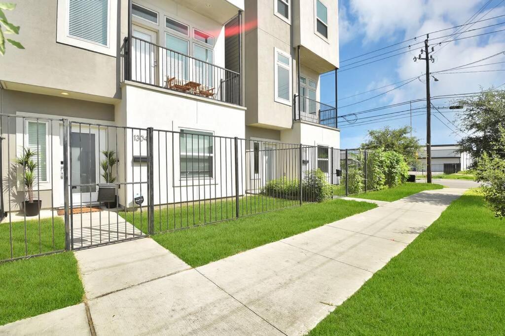 Amazing Rooftop! Downtown Skyline Views!!! Sleeps 15 Houston Esterno foto