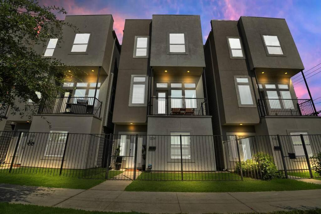 Amazing Rooftop! Downtown Skyline Views!!! Sleeps 15 Houston Esterno foto