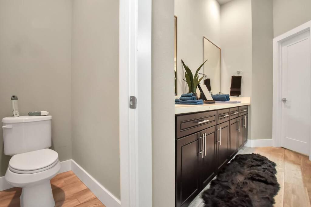 Amazing Rooftop! Downtown Skyline Views!!! Sleeps 15 Houston Esterno foto