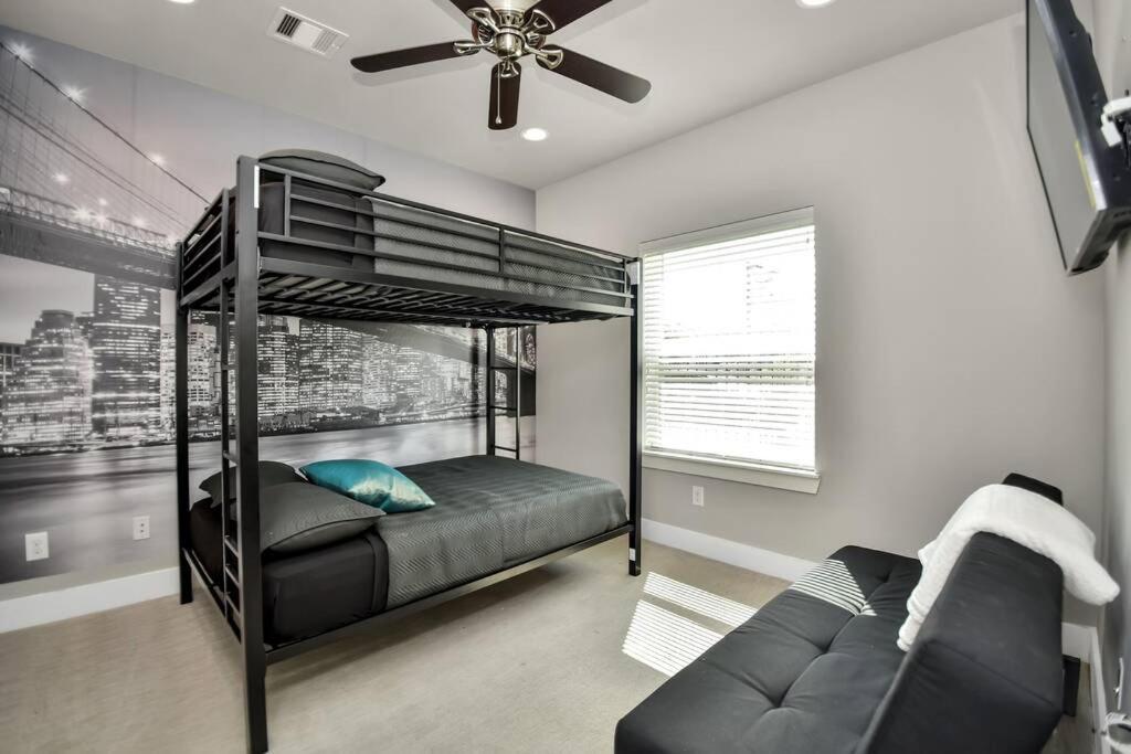 Amazing Rooftop! Downtown Skyline Views!!! Sleeps 15 Houston Esterno foto